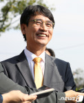 미소 짓는 유시민 노무현재단 이사장
