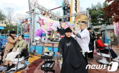 궁전미용실 7080 | '놀이동산에서 체험하는 복고풍 헤어샵'
