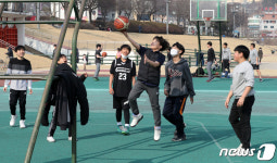 가벼운 옷차림으로 농구 즐기는 시민들