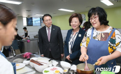 (주)진선우유통 | 경력단절여성 교육생 격려하는 진선미 장관