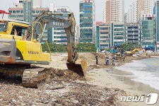 오정화물하역중기 | 굴착기 동원해 광안리 해변 정화 작업 '총력'
