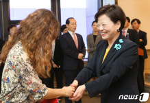 (주)진선우유통 | 직원들과 마지막 인사 나누는 진선미 장관