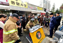 (주)일일구청소방역공사 | 자율소방함 확인하는 차준택 구청장