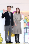 행복나래 김태진 대표와 포즈 취하는 이연희
