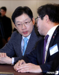수원시장과 대화 나누는 김경수 도지사