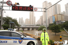 온천천2지구(세병교~연안교 ) 운동시설 | 물 불어난 온천천 세병교 통제