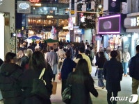 게더링앳홍대2 | '다시 2단계' 밤 9시 불 꺼진 홍대…통금 전 몰린 음식점 '우려'