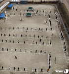 대기고등학교(저수탱크) | 운동장에서 코로나19 검사 대기하는 학생들