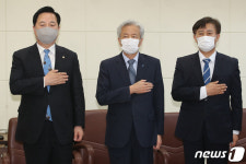 주)다한에프에스 | 국민의례하는 김두관 의원