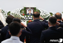 에이치피물류하남시마루공원점장례식장매점 | 경례하는 소방대원들