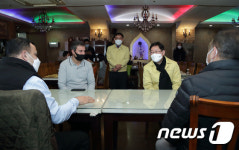 상인 코로나19 관련 애로사항 듣는 박범계 장관