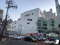 대형마트 지상 5층서 택시 추락