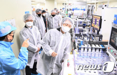 김강립 식약처장, 자가검사키트 생산업체 방문
