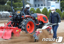 (주)태일건설기계 | 농기계 교육에 앞서 장비 점검하는 관계자