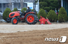 (주)태일건설기계 | 농기계 교육에 앞서 장비 점검하는 관계자