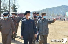 김덕훈 北내각총리, 화성지구 1만세대 건설장 현지 료해