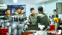 (주)현진인쇄(제2공장) | 대화 나누는 북한 인쇄공장 근로자들…"새 기술 창조 노력"
