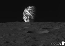 달 상공 124km 다누리에서 바라본 지구