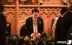 묵도하는 윤석열 대통령
