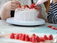 "케이크 위 과일 세척 안 해, 유명한 집들도 다 그럴 것"…알바생 양심 고백