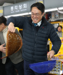 자갈치수산17호 | 자갈치시장서 광어 들어보이는 강도형 장관