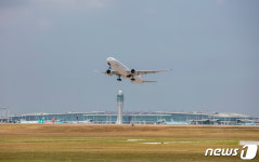 "안면인식 출국…탑승수속 돕는 로봇" 인천공항, 디지털화 가속