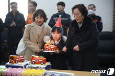 배송비-파리바게트태백 | 순직 소방관 딸 위해 생일파티 열어준 동료 소방관들