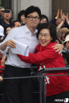 김삼화 후보와 포옹하는 한동훈 위원장