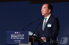 지속간으한 발전에 대해 주제발표 하는 주현 산업연구원 원장