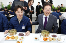 주식회사 현대그린푸드 현대자동차아산세타식당 | 현대차 아산공장 직원들과 식사하는 이재명 대표
