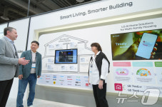 'IBS 2025’에 방문한 류재철 LG전자 HS사업본부장