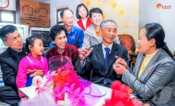화성지구 3단계 살림집에 입사하는 北 주민들…"사랑의 축복"