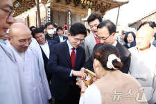 세영애드인주 | 직접 만든 인주 선물 받는 김문수 후보