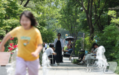 행복한쉼터&문화공간나무그늘 | 나무 그늘 아래 무더위 쉼터