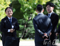 변호사노소라법률사무소 | 밝은 표정의 최태원 회장 측 변호사