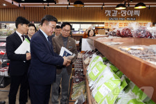 서주푸드(주)장성공장 | 장성로컬푸드 매장 둘러보는 윤호중 장관