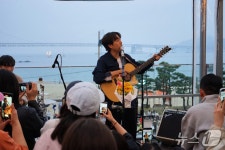 '버스커버스커' 장범준, 삼진포차서 '벚꽃엔딩'