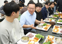 솔뫼푸드대구가톨릭대학교제3학생식당 | 김부겸, 경북대 학생들과 학식