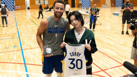 '농구팬' 슈가, NBA 커리 찾아가 '인증샷'