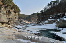 '용암과 얼음이 빚은 27만년 전 '신비'를 걷다 '한탄강 얼음 트레킹'