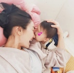 효림광고기획 | "이 느낌 분유광고" 서효림, 한손에 쏙 들어오는 딸과 꿀떨어지는 눈맞춤