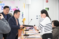 갈남마을번영사업회 | 평창읍 번영회, 인구 늘리기 정책 출산장려금 전달식