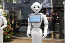 AI 점원, 매장 안내하며 “우리 만난 적 있죠” 농 걸기도
