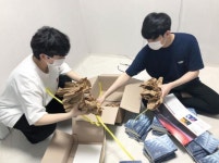 “글만 쓰는 게 문학? 집필하고 유통, 회계까지 해야 문학이죠"