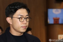 사퇴 기자회견 마친 노재승 공동선대위원장