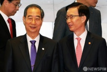 (주)한윤산업개발 | 방문규 산업부장관과 밝은 표정으로 이야기하는 한덕수 총리