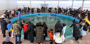 어린이 강태공을 위한 위한 실내 낚시터 선보인 '평창송어축제'