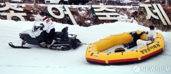 평창송어축제를 찾은 찾은 방문객들이 즐기는 스노우래프팅