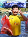 맨손 물고기 잡기 체험 즐기는 ‘제12회 완주 와일드 앤 로컬푸드 축제’