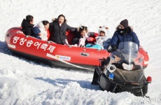 평창송어축제장의 명물 스노우래프팅